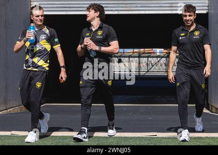 Wellington, Neuseeland. Sonntag, 3. März 2024. A-League - Wellington Phoenix gegen Adelaide United. Von (links nach rechts) Ben Old gehen Isaac Hughes und Sam Sutton auf dem Spielfeld vor dem Spiel Der A-League zwischen Wellington Phoenix und Adelaide Utd. Quelle: James Foy/Alamy Live News Stockfoto