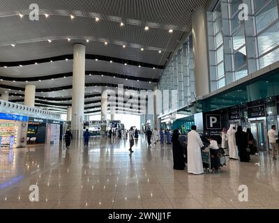 Riad , Saudi-Arabien - 11. März 2023 : Passagiere, die über den King Khalid International Airport Riad Airport reisen - Flug- und Buchungskonzept Stockfoto