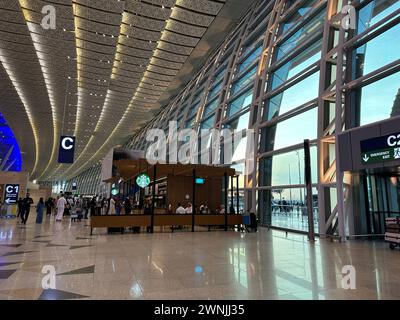 Jeddah , Saudi-Arabien - März 11 2023 : Passagiere, die über den King Abdulaziz International Airport reisen - Flug- und Buchungskonzept Stockfoto