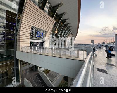 Jeddah , Saudi-Arabien - März 11 2023 : Passagiere, die über den King Abdulaziz International Airport reisen - Flug- und Buchungskonzept Stockfoto
