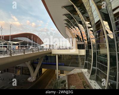 Jeddah , Saudi-Arabien - März 11 2023 : Passagiere, die über den King Abdulaziz International Airport reisen - Flug- und Buchungskonzept Stockfoto
