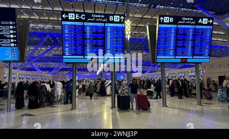 Jeddah , Saudi-Arabien - März 11 2023 : Passagiere, die über den King Abdulaziz International Airport reisen - Flug- und Buchungskonzept Stockfoto