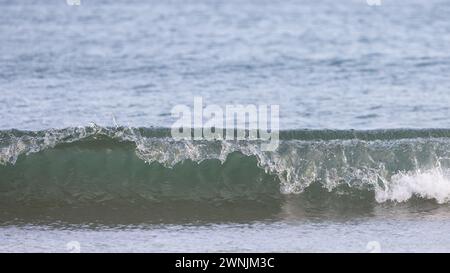 Welle bricht am walisischen Strand, Großbritannien Stockfoto