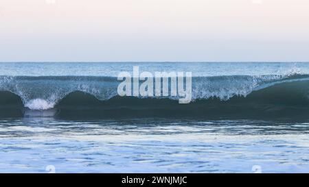 Welle bricht am walisischen Strand, Großbritannien Stockfoto