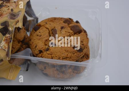 Süßigkeiten, köstliche Schokoladenchips-Cookies mit großen Stückchen Milch und dunkler Schokolade auf weißem Hintergrund. Stockfoto