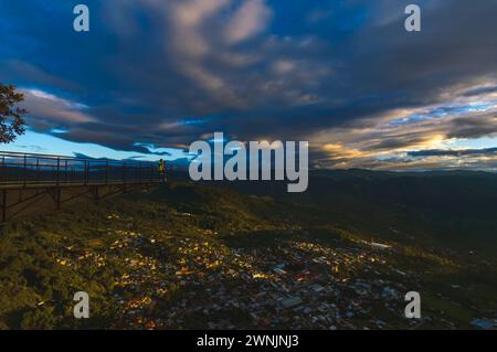 Blick auf Ixtlan de Juarez, Oaxaca, mit Kristallaussichtsplattform in den Bergen Stockfoto