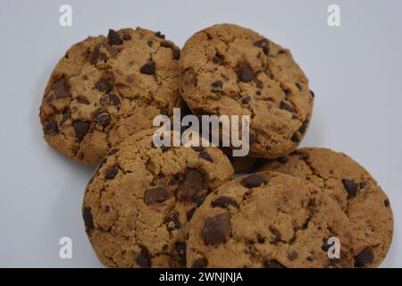 Süßigkeiten, köstliche Schokoladenchips-Cookies mit großen Stückchen Milch und dunkler Schokolade auf weißem Hintergrund. Stockfoto