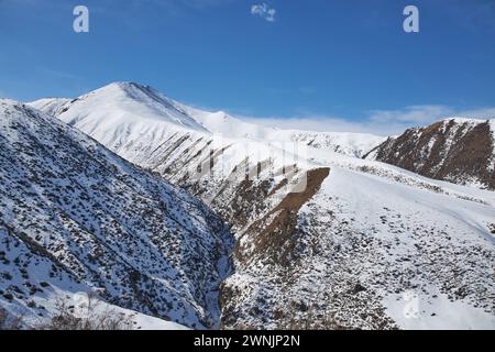 Kleine Schneedecke in den Bergen, die globale Erwärmung führt zu schneearmen Wintern. Stockfoto