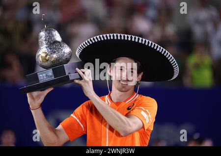 Acapulco, Mexiko. März 2024. Alex de Minaur, Champion Australiens, feiert bei der Preisverleihung für die Herren-Singles beim ATP Mexican Open Tennisturnier 2024 in Acapulco, Mexiko, am 2. März 2024. Quelle: Li Mengxin/Xinhua/Alamy Live News Stockfoto