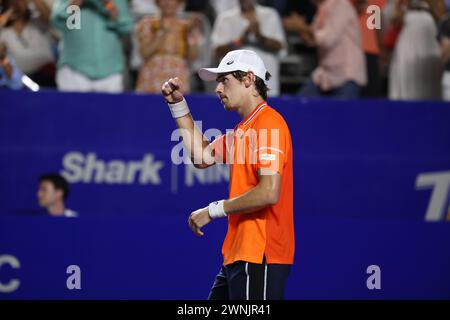 Acapulco, Mexiko. März 2024. Der Australier Alex de Minaur feiert, nachdem er am 2. März 2024 beim ATP Mexican Open Tennisturnier 2024 in Acapulco, Mexiko, das Finale der Männer gegen Casper Ruud gewonnen hat. Quelle: Li Mengxin/Xinhua/Alamy Live News Stockfoto