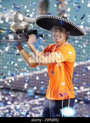 Acapulco, Mexiko. März 2024. Alex de Minaur, Champion Australiens, feiert bei der Preisverleihung für die Herren-Singles beim ATP Mexican Open Tennisturnier 2024 in Acapulco, Mexiko, am 2. März 2024. Quelle: Francisco Canedo/Xinhua/Alamy Live News Stockfoto
