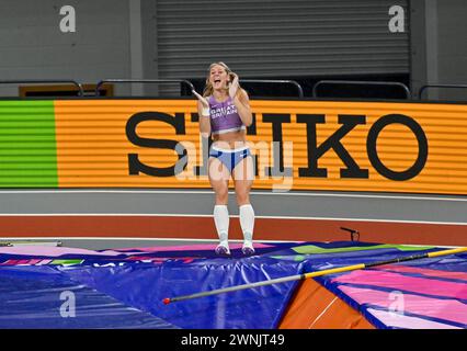 Glasgow, Schottland, Großbritannien. März 2024. Molly CAUDERY (GBR) legt die Messlatte frei, um das Pole Vault Finale der Damen während der Hallenathletik-Weltmeisterschaft in der Emirates Arena in Glasgow, Schottland, Großbritannien zu gewinnen. Quelle: LFP/Alamy Live News Stockfoto