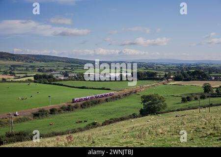 Erster elektrischer Zug der Baureihe 350 des TransPennine Express auf der Hauptstrecke der Westküste in Cumbria mit einem Zug vom Flughafen Manchester nach Edinburgh Stockfoto