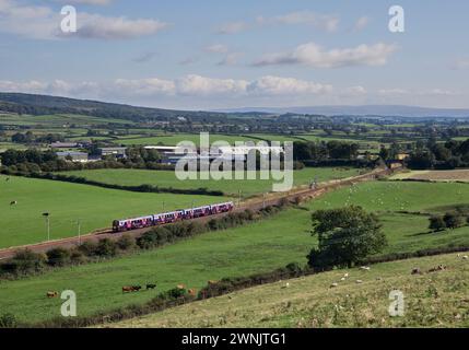 Erster elektrischer Zug der Baureihe 350 des TransPennine Express auf der Hauptstrecke der Westküste in Cumbria mit einem Zug vom Flughafen Manchester nach Edinburgh Stockfoto