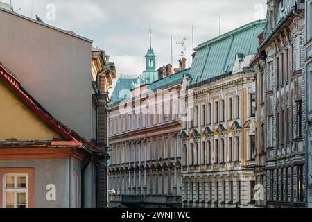 Wunderschöne Mietshäuser in der 11. November Street. Bielsko-Biala. Reich dekorierte Mietshäuser. Das Mansardendach ist mit patiniertem Kupferblech abgedeckt Stockfoto