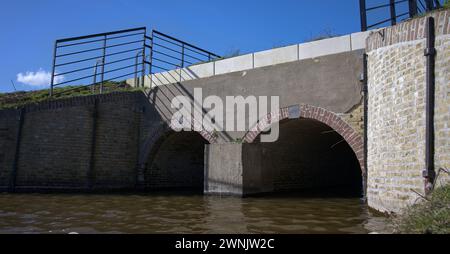 Alte Drainageschleuse, kürzlich restauriert Stockfoto