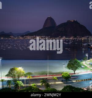 Ruhiger Blick über Boote in der Bucht von Rio de Janeiro bei Dämmerung Stockfoto