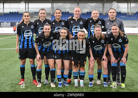 Team von Club Brugge YLA mit bis zu L bis R Sejde Abrahamsson (2) von Club YLA Sterre Gielen (14) von Club YLA Rania Boutiebi (11) von Club YLA Margaux Martle (16) von Club YLA Caitlin Lievens (21) von Club YLA YLA Torhüter Jorijn Covent (87) von Club YLA von L auf R Jody Vangheluwe (22) von Club YLA Angel Kerkhove (13) von Club YLA Fleur Pauwels (17) von Club YLA Lyndsey Van Belle (99) von Club YLA Davinia Vanmechelen (25) von Club YLA, das während eines Frauenfußballspiels zwischen Club Brugge Dames YLA und KRC Genk Ladies On gezeigt wurde der 14. Spieltag der Saison 2023 - 2024 der Bel Stockfoto
