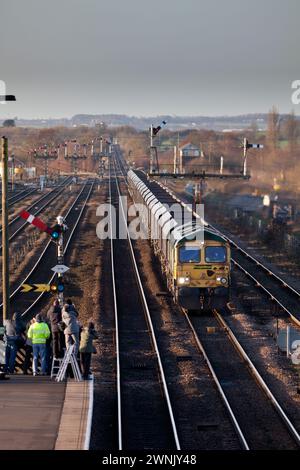 Die Freightliner-Lokomotive der Baureihe 66 66622 überquert die mechanischen Bahnsignale bei Barnetby (Lincs) mit einem leeren Merry Go-Round-Kohlezug Stockfoto