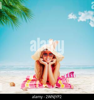 Glückliche Frau, die am tropischen Strand sonnt und lächelt, Sommerurlaubskonzept Stockfoto
