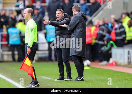 Rotherham, Großbritannien. März 2024. Rotherham United Manager Leam Richardson Gesten beim Rotherham United FC gegen Sheffield Wednesday FC SKY Bet EFL Championship Match im Aesseal New York Stadium, Rotherham, England, Großbritannien am 2. März 2024 Credit: Every Second Media/Alamy Live News Stockfoto