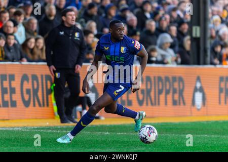 Newport, Großbritannien. März 2024. Lucas Akins aus Mansfield Town im Einsatz während des Spiels der EFL-Football-Liga zwei, Newport County gegen Mansfield Town, bei der Rodney Parade in Newport, Wales am Samstag, den 2. März 2024. Dieses Bild darf nur für redaktionelle Zwecke verwendet werden. Nur redaktionelle Verwendung, Bild nach Credit: Andrew Orchard Sportfotografie/Alamy Live News Stockfoto