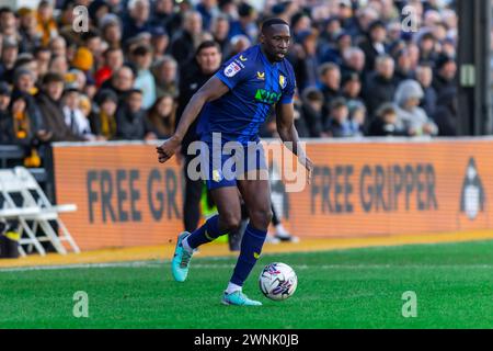 Newport, Großbritannien. März 2024. Lucas Akins aus Mansfield Town im Einsatz während des Spiels der EFL-Football-Liga zwei, Newport County gegen Mansfield Town, bei der Rodney Parade in Newport, Wales am Samstag, den 2. März 2024. Dieses Bild darf nur für redaktionelle Zwecke verwendet werden. Nur redaktionelle Verwendung, Bild nach Credit: Andrew Orchard Sportfotografie/Alamy Live News Stockfoto