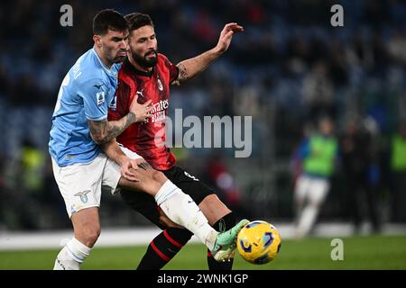 Alessio Romagnoli von der SS Lazio und Olivier Giroud vom AC Milan treten im Stadio Oli um den Ball an Stockfoto