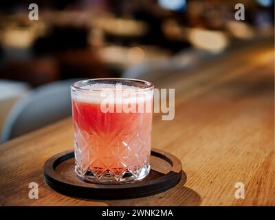 Ein Glas frischer pinkfarbener Grapefruitsaft an der Bar im Restaurant. Köstlicher frischer Grapefruitsaft oder Cocktail in der Bar oder im Nachtclub. Kopierbereich Stockfoto