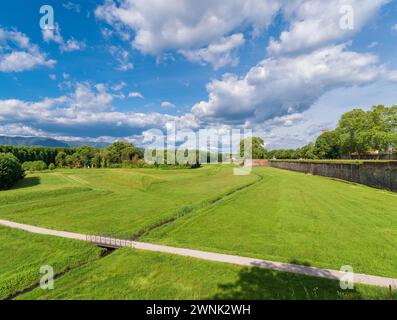 Lucca alte Stadtmauern Glacis wunderschöner Park Stockfoto