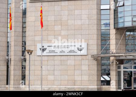 Skopje, Nordmakedonien - 7. Februar 2024: Das Holocaust-Museum von Skopje, das sich auf dem Platz Philipp II. Befindet. Stockfoto