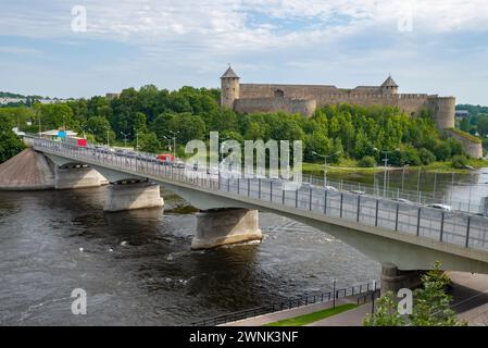 IVANGOROD, RUSSLAND - 12. AUGUST 2017: Blick auf die Grenzbrücke der Freundschaft an einem Augusttag. Grenze zwischen Russland und Estland Stockfoto