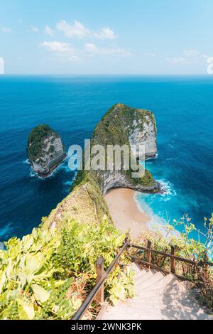 Atemberaubender Blick aus der Luft auf Kelingking Beach in Bali Stockfoto