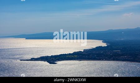 Taormina, Sizilien, Italien - 15. Februar 2023: Panoramablick auf die Küste von Taormina am Ionischen Meer mit den Städten Giardini Naxos und Villagonia Stockfoto