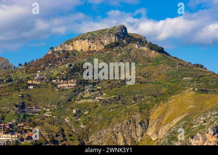 Taormina, Sizilien, Italien - 15. Februar 2023: Berglandschaft über Taormina und Castelmola mit dem Gipfel des Monte Ziretto am Ionischen Meer Stockfoto