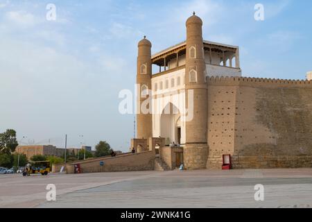 BUCHARA, USBEKISTAN - 10. SEPTEMBER 2022: Blick auf die Hauptbastion der alten Archen-Festung an einem Septembertag Stockfoto