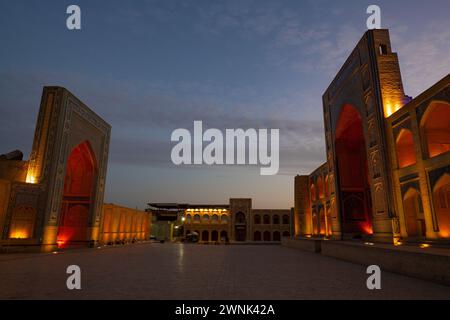 BUCHARA, USBEKISTAN - 11. SEPTEMBER 2022: Frühmorgens auf dem antiken Platz von Buchara Stockfoto