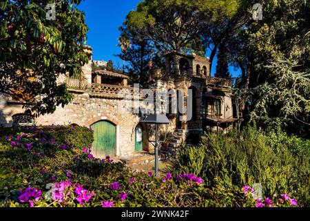 Taormina, Sizilien, Italien - 15. Februar 2023: Villa Comunale Taormina Parco Florence Trevelyan Public Park mit viktorianischem Follies-Pavillon Stockfoto