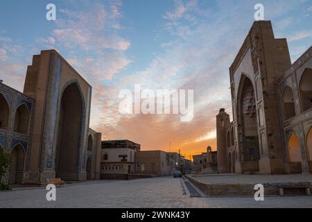 BUCHARA, USBEKISTAN - 11. September 2022: Morgendämmerung im antiken Buchara Stockfoto