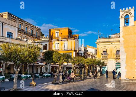 Taormina, Sizilien, Italien - 15. Februar 2023: Historische Altstadt mit Piazza IX Aprile und traditionellen Häusern an der Hauptstraße Corso Umberto Stockfoto