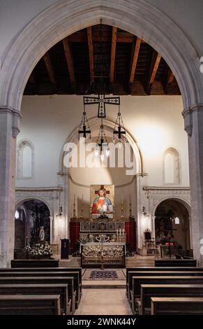 Taormina, Sizilien, Italien - 15. Februar 2023: Hauptschiff der Kathedrale St. Nikolaus von Bari Duomo Basilica cattedrale di San Nicolo di Bari in Taormina Stockfoto