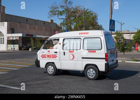 BUCHARA, USBEKISTAN - 11. SEPTEMBER 2022: Krankenwagen auf einer Straße an einem sonnigen Tag Stockfoto