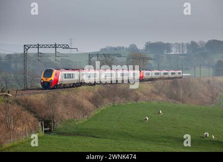2 Virgin Trains Westküste voyager Dieselzüge 221102 + 221118 auf der Westküste Hauptstrecke in Lancashire Stockfoto