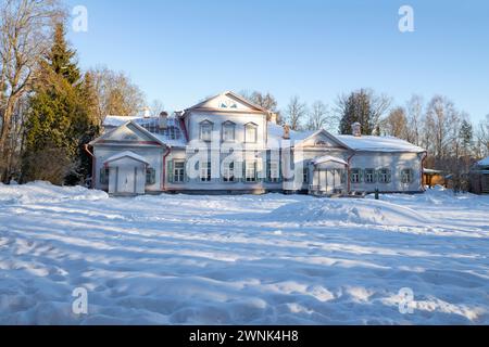 ABRAMTSEVO, RUSSLAND - 5. JANUAR 2024: Blick auf das alte Haus des russischen Industriellen und Philanthropen S.I. Mamontow im Abramtsevo-Estate Stockfoto