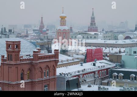 MOSKAU, RUSSLAND - 06. JANUAR 2024: Über den Dächern der Stadt an einem bewölkten Januartag Stockfoto