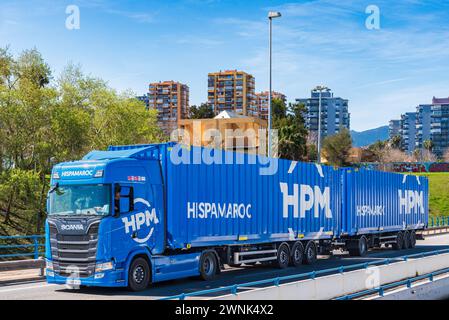 Algeciras, Cadiz, 2,27,2024; Duo-Anhänger-Truck der Firma Hispamaroc, die sich auf den Transport zwischen Spanien und Marokko spezialisiert hat. Stockfoto