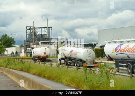 Lyon, Frankreich - 7. Mai 2023: Zwei große Tanklastwagen parken am Straßenrand und machen während des Transports eine Pause. Stockfoto