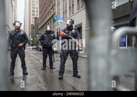 San Francisco, USA. März 2024. Die Polizei der Polizei von San Francisco (SFPD) steht während der Demonstration vor dem israelischen Generalkonsulat. In San Francisco versammeln sich Menschen zu einem propalästinensischen Protest, der vom Fährgebäude zum israelischen Generalkonsulat marschiert. Sie setzen sich in erster Linie für einen Waffenstillstand im Gazastreifen ein. Die Spannungen eskalieren jedoch, als Polizeibeamte des San Francisco Police Department (SFPD) die Demonstranten vor dem Konsulat konfrontieren. Der Konflikt führt zum Einsatz von Schlagstöcken und Pfefferspray durch die Polizeibeamten, was zu Verletzungen führt Stockfoto