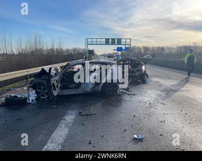 Unna, Deutschland. März 2024. Zwei ausgebrannte Autos auf der Autobahn 44 in Richtung Dortmund. Fünf Menschen wurden schwer verletzt, zwei davon schwer, bei einem Unfall am Sonntagmorgen, bei dem ein weiteres Auto zwischen Werl und Unna-Ost verunglückt wurde. Zwei Fahrzeuge gingen in Flammen auf. Die Straße sollte stundenlang gesperrt bleiben. (Zu dpa 'Autos brennen auf der A44 - zwei Menschen Leben in Gefahr') Kredit: Mauermann/News 4 Video-Line TV/dpa/Alamy Live News Stockfoto
