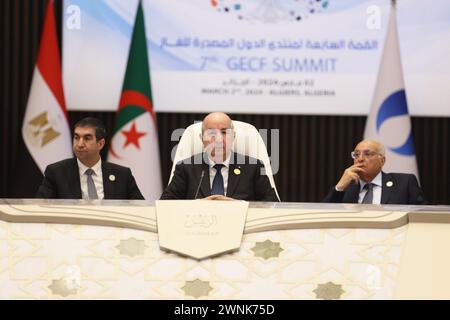 Algier, Algerien. März 2024. (240303) -- ALGIER, 3. März 2024 (Xinhua) -- der algerische Präsident Abdelmadjid Tebboune (C) nimmt am 7. Gipfel des GECF-Forums für Gasexporteure am 2. März 2024 in Algier, Algerien, Teil. Auf dem 7. GECF-Gipfel, der am Samstag in Algerien abgeschlossen wurde, wurden die absoluten souveränen Rechte der Mitgliedstaaten über ihre Erdgasressourcen bekräftigt und einseitige wirtschaftliche Beschränkungen und politische Manipulationen der Gaspreise abgelehnt. In der auf dem Gipfel gebilligten Erklärung von Algier wurden einseitige wirtschaftliche Beschränkungen ohne vorherige Zustimmung des Sicherheitsrates der Vereinten Nationen verurteilt Stockfoto